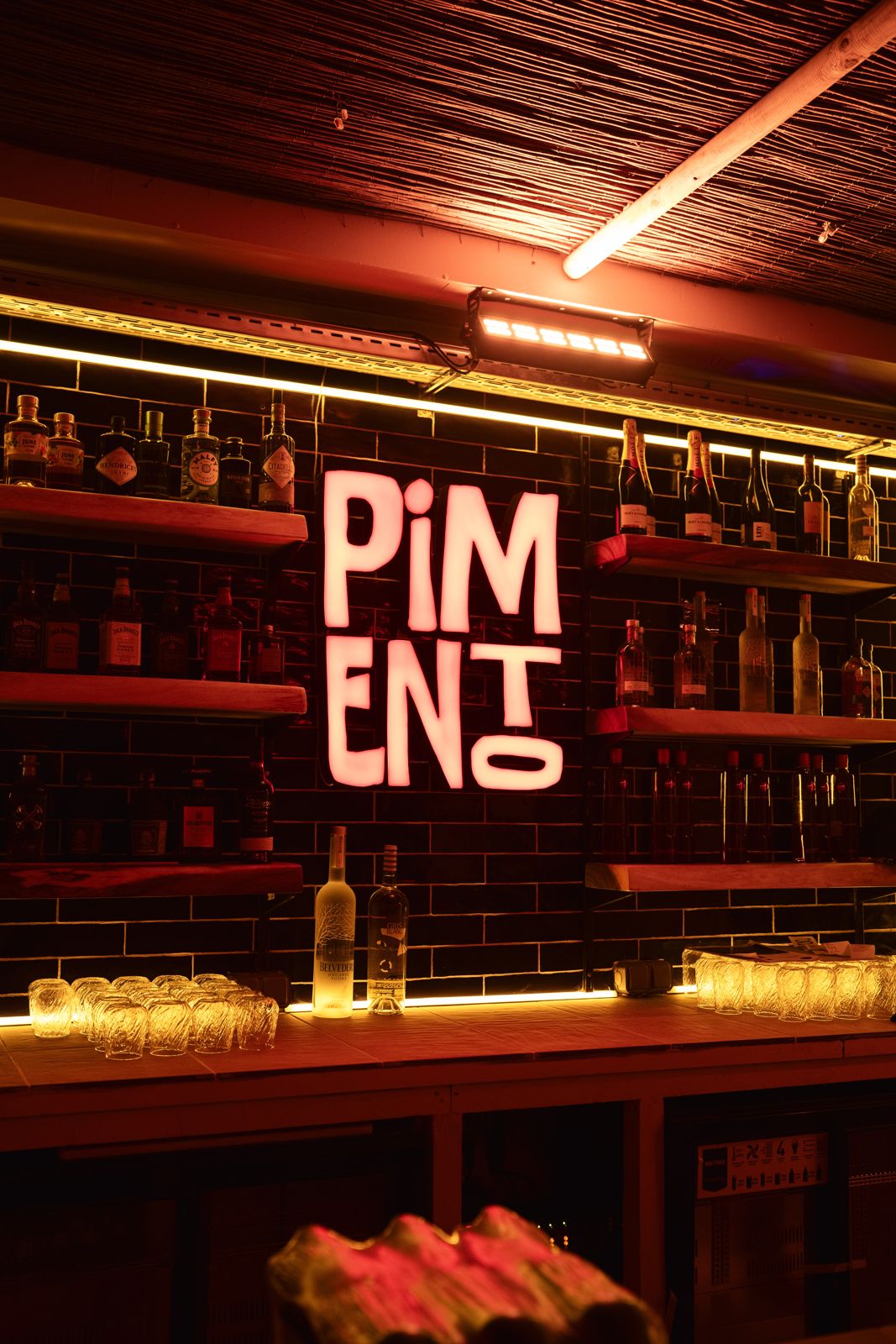 Le bar et son néon Pimento