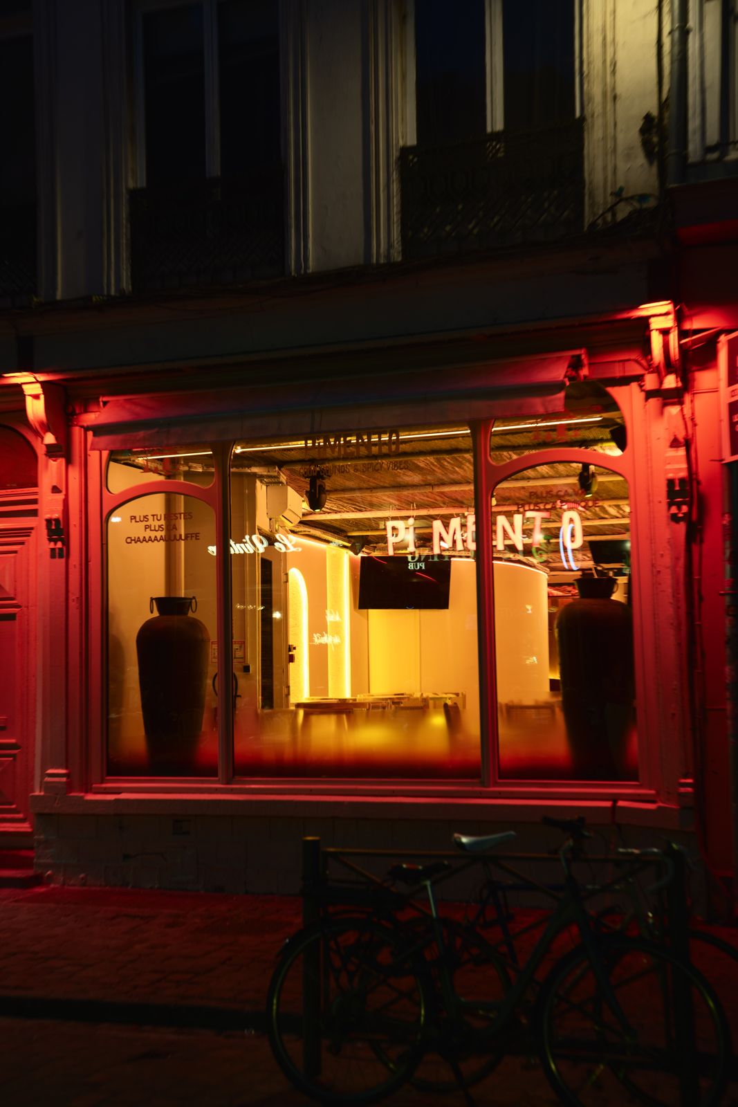 La façade du Pimento rue Royale, le soir