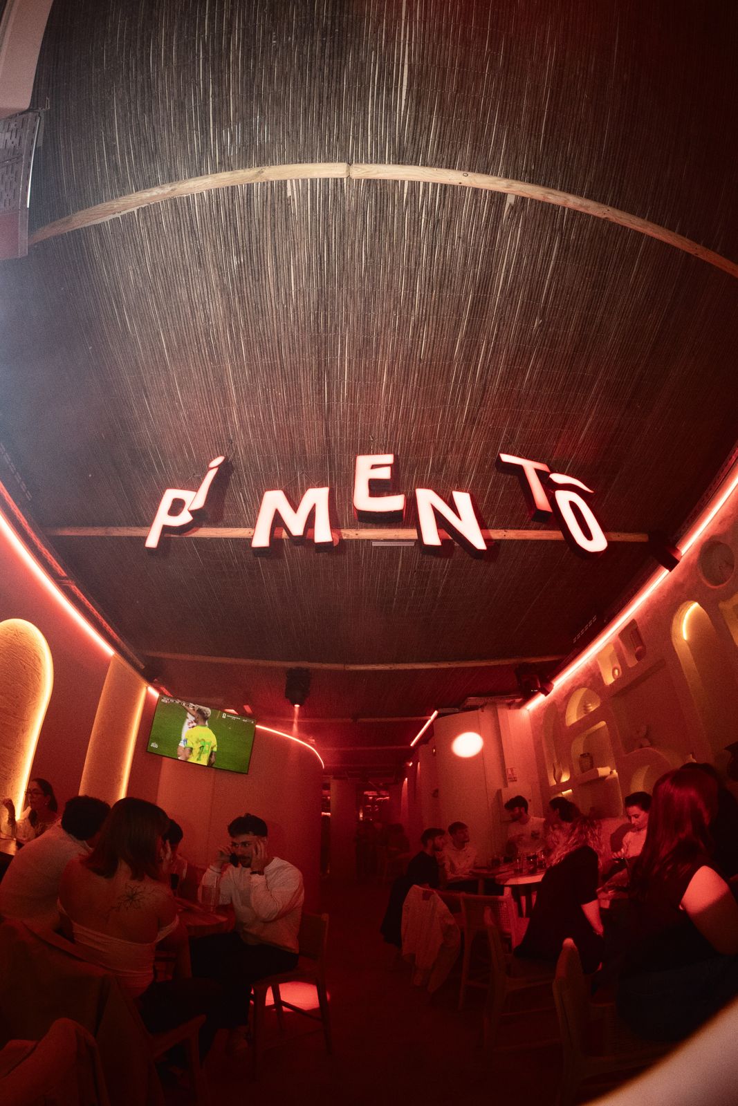 Le logo Pimento au plafond miroir