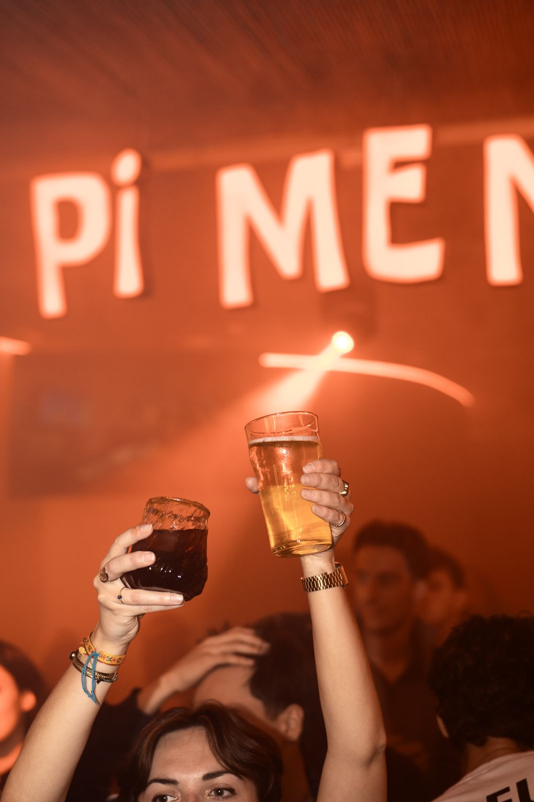Verres levés sous le néon Pimento