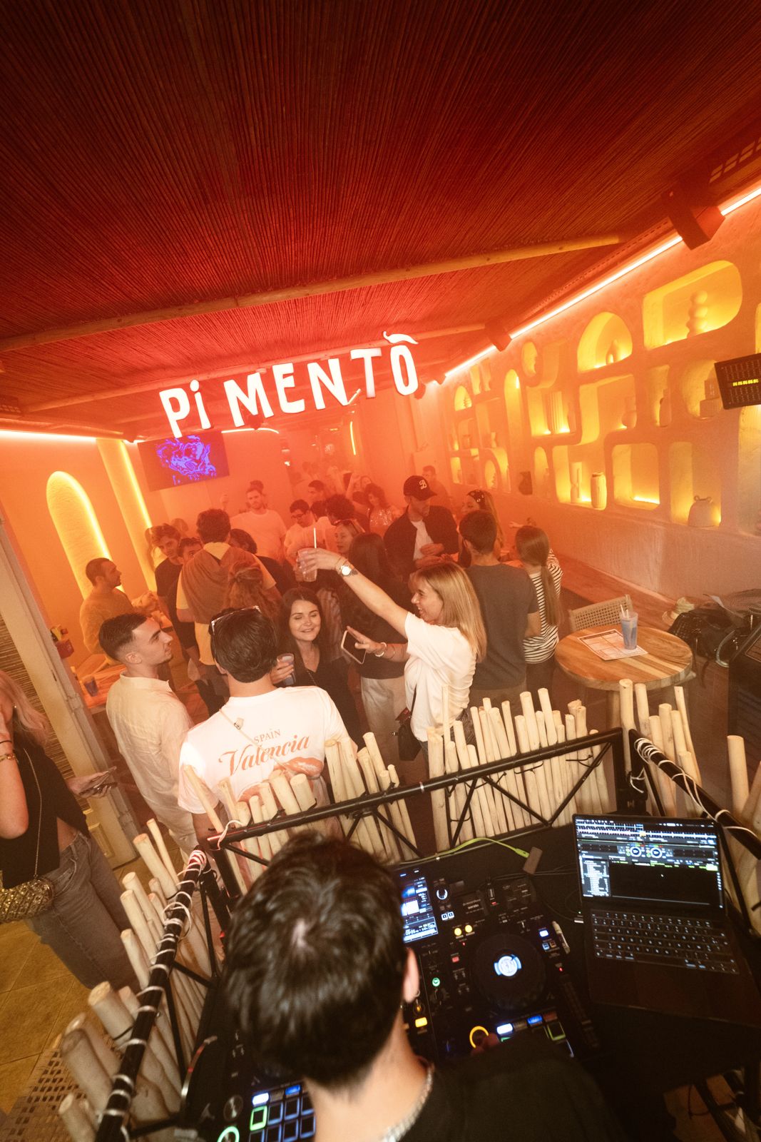 DJ set et salle pleine